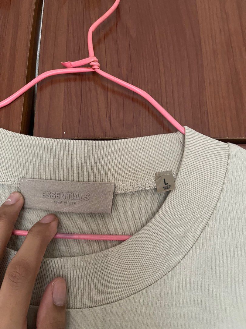Essentials Tee (Category: Tshirts & Polo Shirts) located in Singapore. Submitted by clearoutstuff_ (Listing ID 1256163543, Image 4). Description: .
