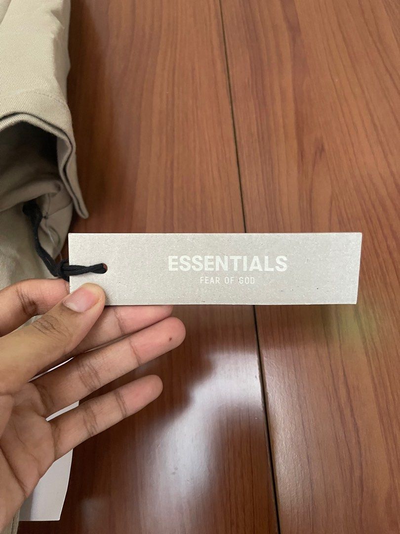 Essentials Tee (Category: Tshirts & Polo Shirts) located in Singapore. Submitted by clearoutstuff_ (Listing ID 1256163680, Image 2). Description: .