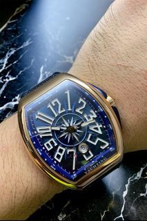 《Franck Muller Vanguard Yachting V45 SC DT 5N 18K玫瑰金放射藍面手錶》
遊艇系列👈🏻👈🏻👈🏻
原裝18K玫瑰金錶殼 超靚放射藍面
阿拉伯數字時標 📆日期顯示 
💎藍寶石玻璃鏡面 自動上弦機芯
錶身直徑45x53.7mm 非常大體
配原裝錶帶及🌹玫瑰金錶扣
淨錶一隻 功能正常
超級扺玩價✨HKD 62800✨


有興趣歡迎實體店交收或其他地點可相就☺️