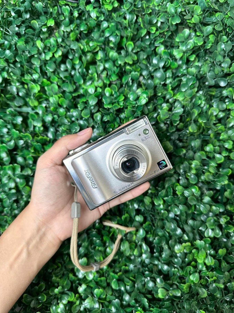 FUJIFILM FINEPIX F11, Photography, Cameras on Carousell