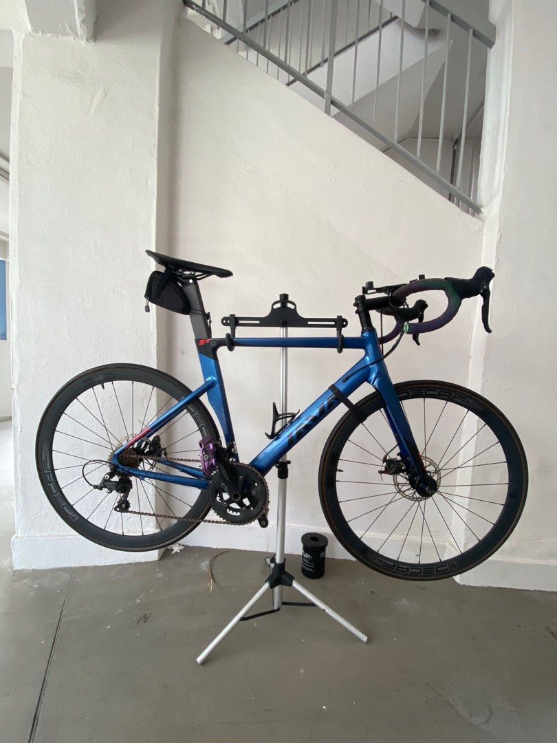 Java siluro 3 (Category: Bicycles) located in Singapore. Submitted by nitrozeus_ (Listing ID 1256268584, Image 3). Description: Java siluro 3 is a great bike for beginner road cyclist or just for leisure cycle with occasional speed thrill. Used it to cycle on park connectors and just to meet and lepak with my friends at mamak shop. Definitely under utilised. I also do wash my bike with car wash soap and degrease an oil up my chain. Some parts of 