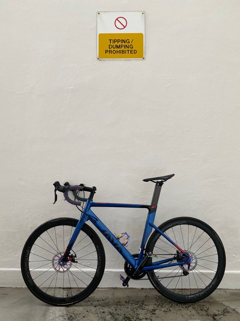 Java siluro 3 (Category: Bicycles) located in Singapore. Submitted by nitrozeus_ (Listing ID 1256268584, Image 2). Description: Java siluro 3 is a great bike for beginner road cyclist or just for leisure cycle with occasional speed thrill. Used it to cycle on park connectors and just to meet and lepak with my friends at mamak shop. Definitely under utilised. I also do wash my bike with car wash soap and degrease an oil up my chain. Some parts of 