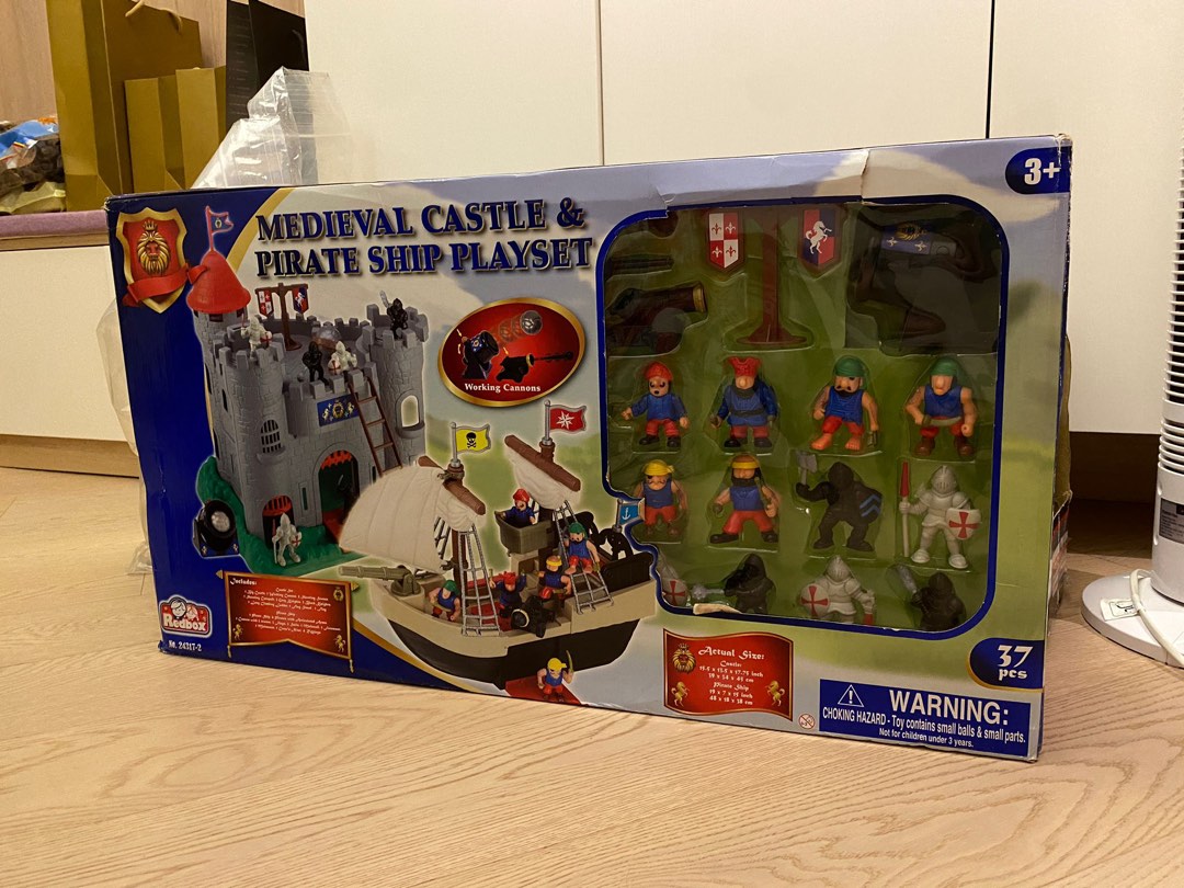 Lego Medieval Castle & Pirate Ship playset, 興趣及遊戲, 玩具 & 遊戲類 Carousell