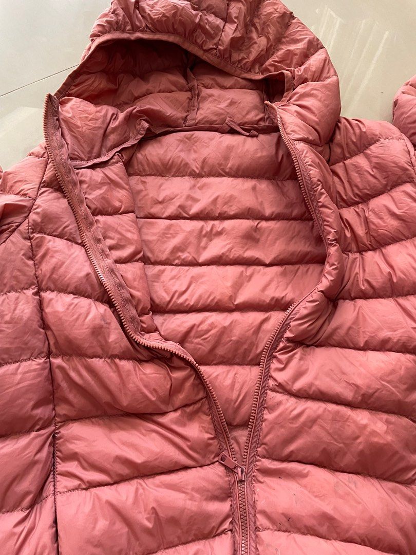 Light down jacket (Category: Babies & Kids Fashion) located in Singapore. Submitted by gc__closet (Listing ID 1256139269, Image 10). Description: Preloved Condition: 8/10 (not for fussy) Ptp: 45cm Length: 56cm Comes with a small little bag to keep the jacket Wear once only Note: 1. Stain at the front and back (refer to picture circled in green ) 2. The drawstring for the bag has some frills. (Refer to picture arrow in green) Top up $2 for normal 