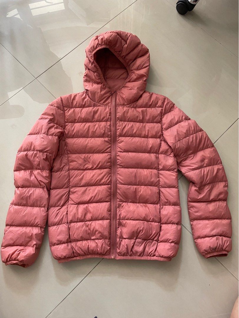 Light down jacket (Category: Babies & Kids Fashion) located in Singapore. Submitted by gc__closet (Listing ID 1256139269, Image 1). Description: Preloved Condition: 8/10 (not for fussy) Ptp: 45cm Length: 56cm Comes with a small little bag to keep the jacket Wear once only Note: 1. Stain at the front and back (refer to picture circled in green ) 2. The drawstring for the bag has some frills. (Refer to picture arrow in green) Top up $2 for normal m