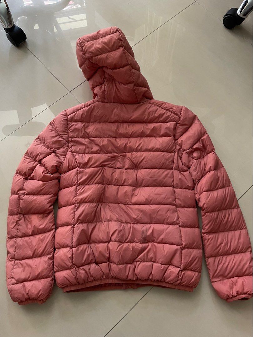 Light down jacket (Category: Babies & Kids Fashion) located in Singapore. Submitted by gc__closet (Listing ID 1256139269, Image 4). Description: Preloved Condition: 8/10 (not for fussy) Ptp: 45cm Length: 56cm Comes with a small little bag to keep the jacket Wear once only Note: 1. Stain at the front and back (refer to picture circled in green ) 2. The drawstring for the bag has some frills. (Refer to picture arrow in green) Top up $2 for normal m