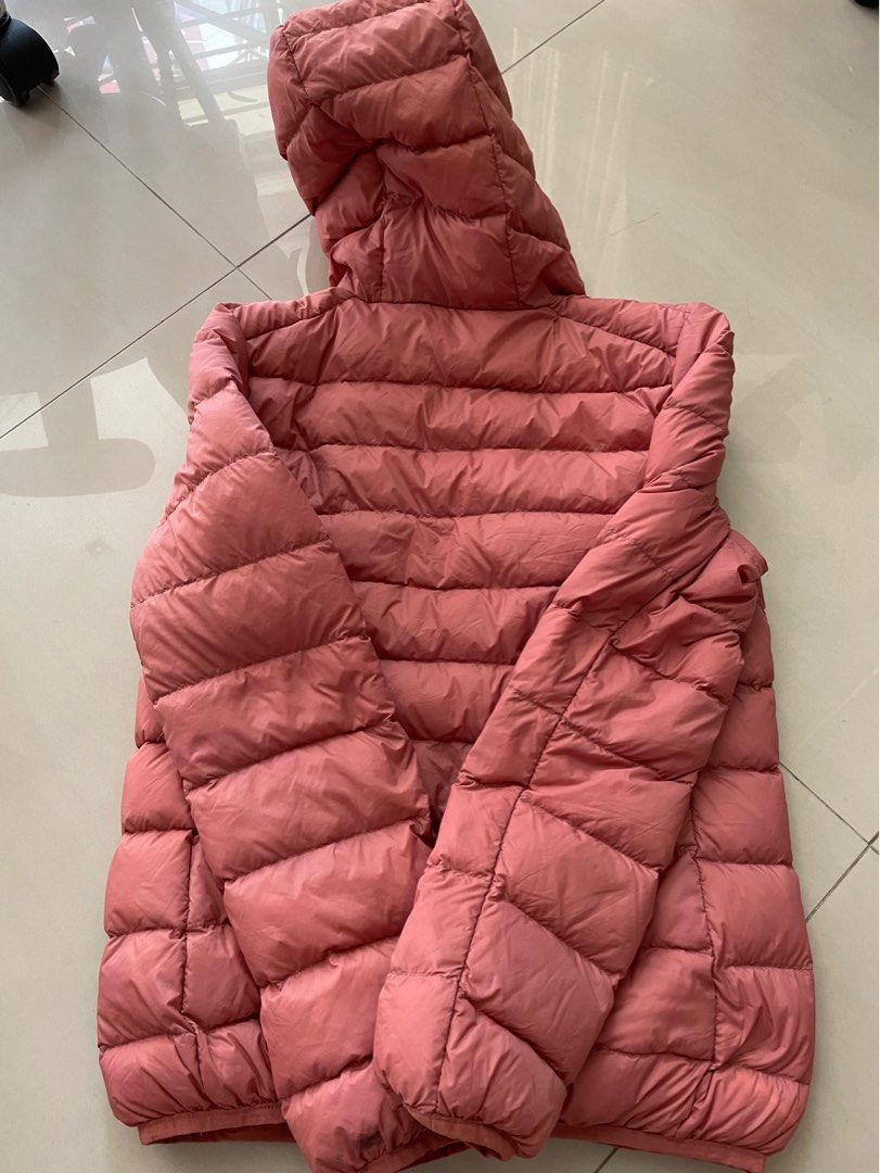 Light down jacket (Category: Babies & Kids Fashion) located in Singapore. Submitted by gc__closet (Listing ID 1256139269, Image 5). Description: Preloved Condition: 8/10 (not for fussy) Ptp: 45cm Length: 56cm Comes with a small little bag to keep the jacket Wear once only Note: 1. Stain at the front and back (refer to picture circled in green ) 2. The drawstring for the bag has some frills. (Refer to picture arrow in green) Top up $2 for normal m