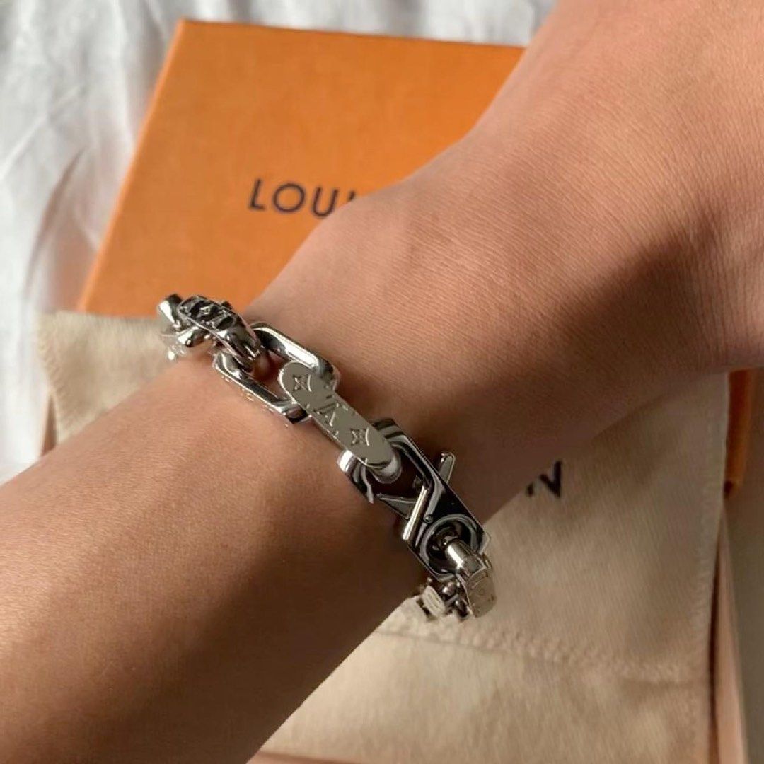 Louis Vuitton Monogram Play Fleurs Ring Silver Metal. Size M