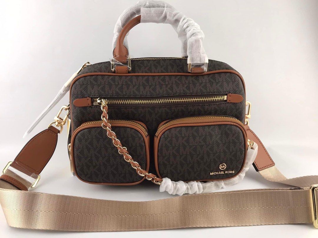 MK ELLIOT MEDIUM TOTE BAG (Category: Cross-body Bags) located in Manila. Submitted by Aki.s_Cart (Listing ID 1256261700, Image 3). Description: MK Elliot Medium Tote Bag 14 x 16 x 10 cm P2,800 + sf Actual photo.