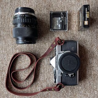 Olympus OM-1n 35mm Film (SLR) w Lens