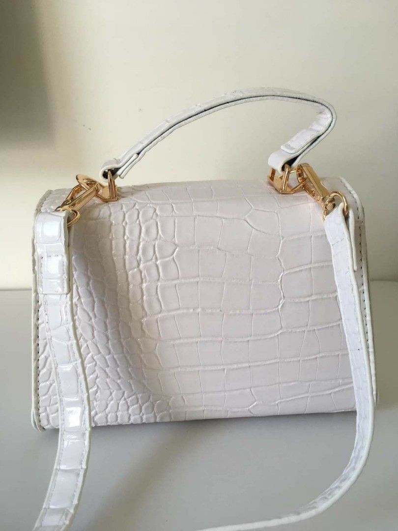 Onhand sling bag, 預購- Carousell