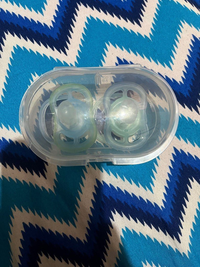 Philips Avent 06m Glow in the dark pacifier, Babies & Kids, Nursing