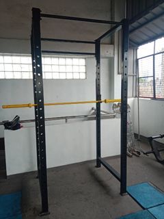 Power rack, Olympic bar 20kg(yellow), EZ bar(blue), Olympic bar 15kg(orange)