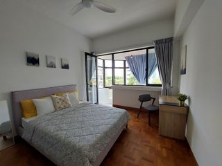 Renovated Room with Private Balcony! Nice View, Walk to Beach!
