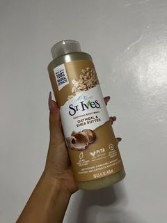 ST. IVES Oatmeal & Shea Butter Soothing Body Wash Made with 100% Natural Exfoliants