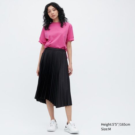 UNIQLO Satin Pleated Black Skirt, Women's Fashion, Bottoms, Skirts on  Carousell