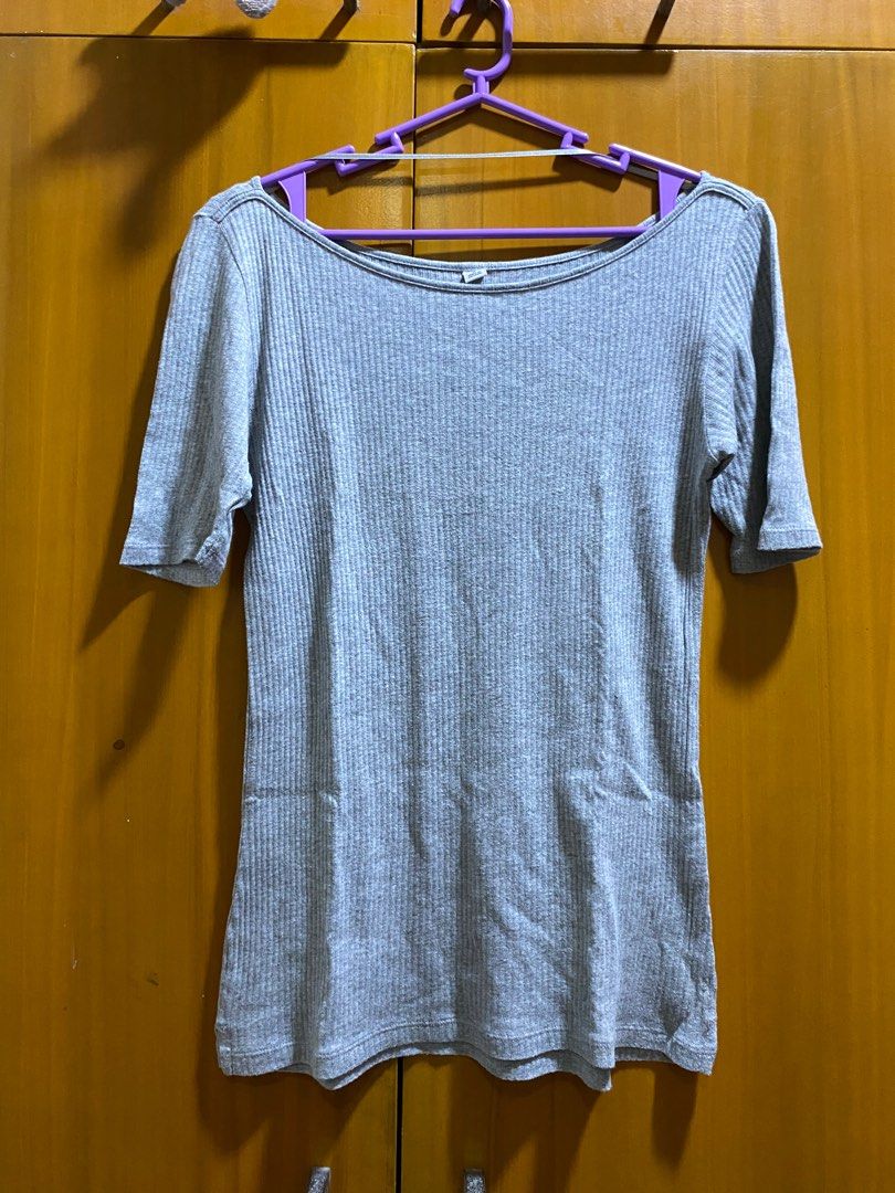 UNIQLO Gray Quarter Sleeves (Category: Longsleeves) located in Quezon City. Submitted by neselcreme (Listing ID 1256218787, Image 1). Description: Size M, Fits up to semi Large No issue/damages ✅ GCash, BDO, PNB ✅ Grab, Lalamove.