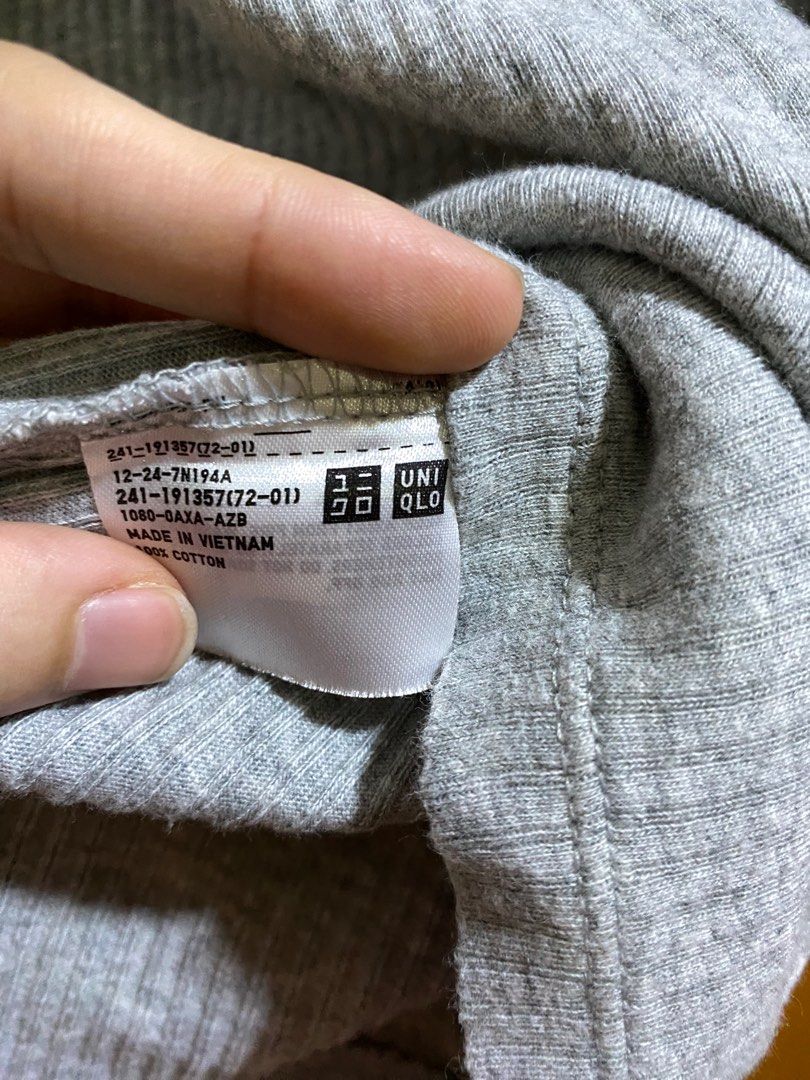 UNIQLO Gray Quarter Sleeves (Category: Longsleeves) located in Quezon City. Submitted by neselcreme (Listing ID 1256218787, Image 3). Description: Size M, Fits up to semi Large No issue/damages ✅ GCash, BDO, PNB ✅ Grab, Lalamove.