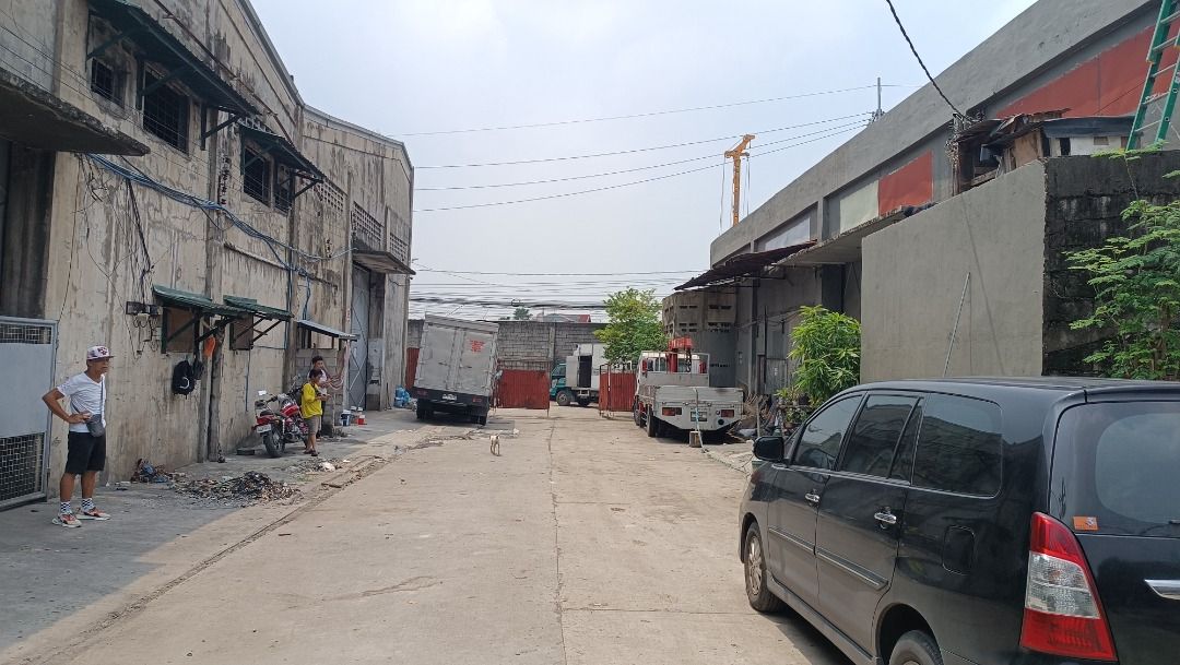Warehouse For Rent Lease in Mindanao Avenue corner Quirino Highway
