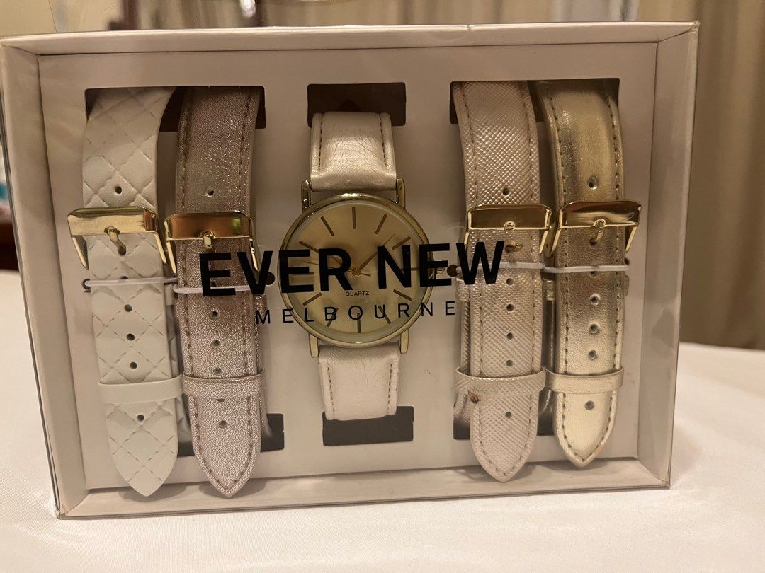 Watch with interchangeable straps