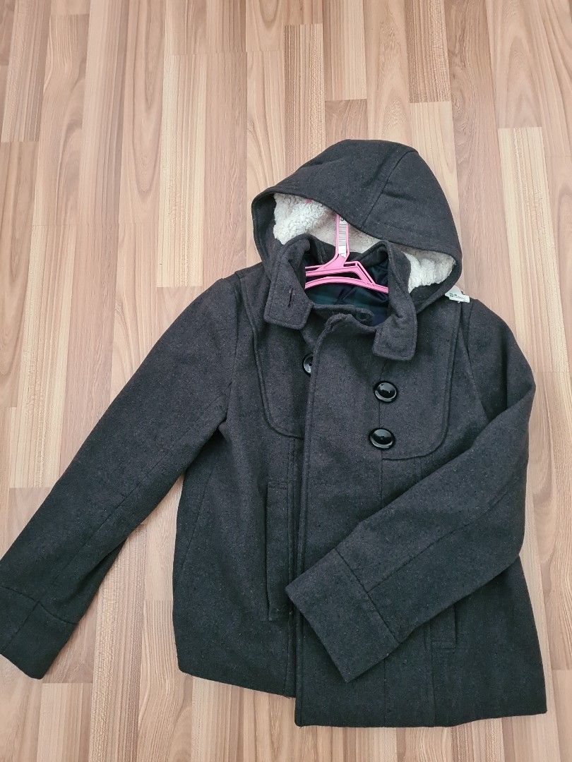 Winter Jacket (Category: Coats, Jackets and Outerwear) located in Singapore. Submitted by jmyta (Listing ID 1256138902, Image 1). Description: bought from japan.