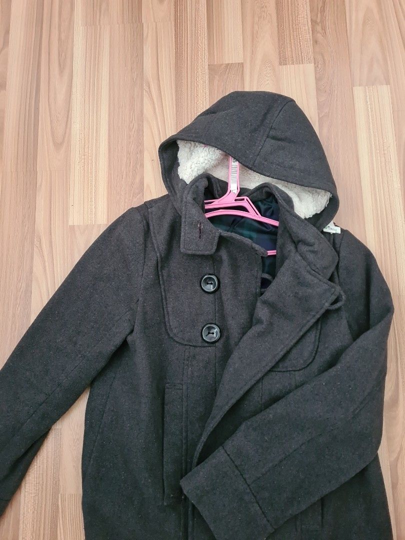 Winter Jacket (Category: Coats, Jackets and Outerwear) located in Singapore. Submitted by jmyta (Listing ID 1256138902, Image 2). Description: bought from japan.