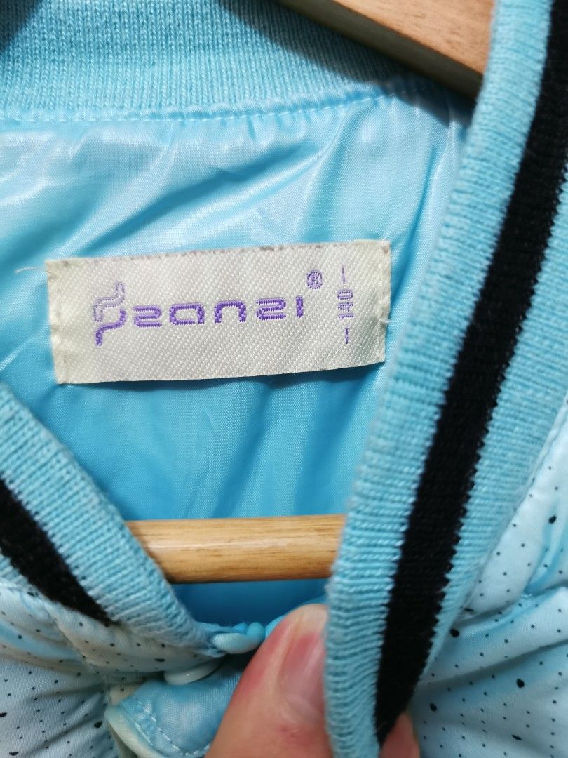Winter jacket (Category: Babies & Kids Fashion) located in Singapore. Submitted by georgehg (Listing ID 1256148228, Image 3). Description: Winter jacket. Only wear for 1 week during Canada trip in year 2018. Item is quit new. You may see my other listing like winter pants etc, shoes etc. Suitable for 6-10 years old. $15..