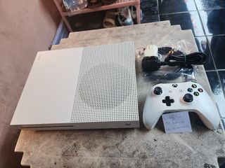 Xbox One S Slim White 500GB not PS4 02