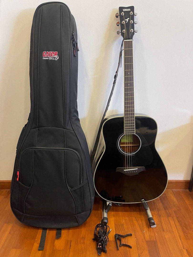 YAMAHA Acoustic Guitar, Hobbies & Toys, Music & Media, Musical