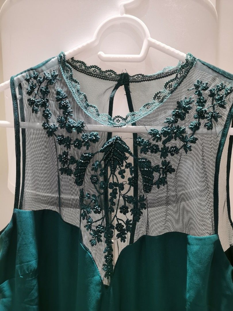 ZARA GREEN CHIFFON DRESS (Category: Dresses) located in Taguig. Submitted by anitarlim (Listing ID 1256115077, Image 2). Description: Zara Used twice only but has a small damage which can be repaired/sewed Knee length dress Fits M-L.