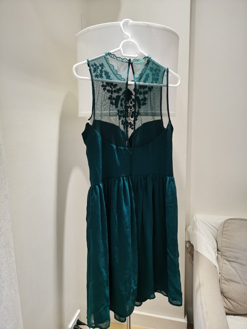 ZARA GREEN CHIFFON DRESS (Category: Dresses) located in Taguig. Submitted by anitarlim (Listing ID 1256115077, Image 3). Description: Zara Used twice only but has a small damage which can be repaired/sewed Knee length dress Fits M-L.