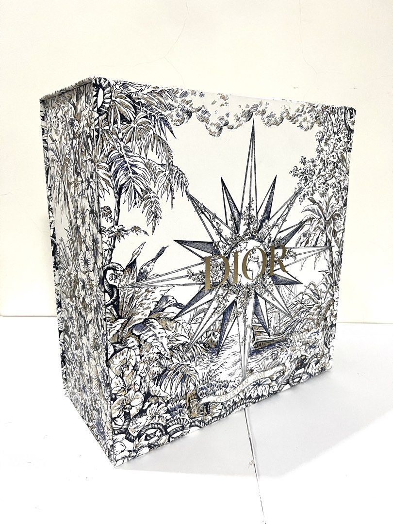 Dior Folding Box (Category: Luxury Bags & Wallets) located in Subic. Submitted by parisianboxes (Listing ID 1256422301, Image 1). Description: L39xW17xH41cm All items are original and authentic from Paris, France.🇫🇷🇫🇷🇫🇷 Prices are based on size, weight, shipment rates and availability. .