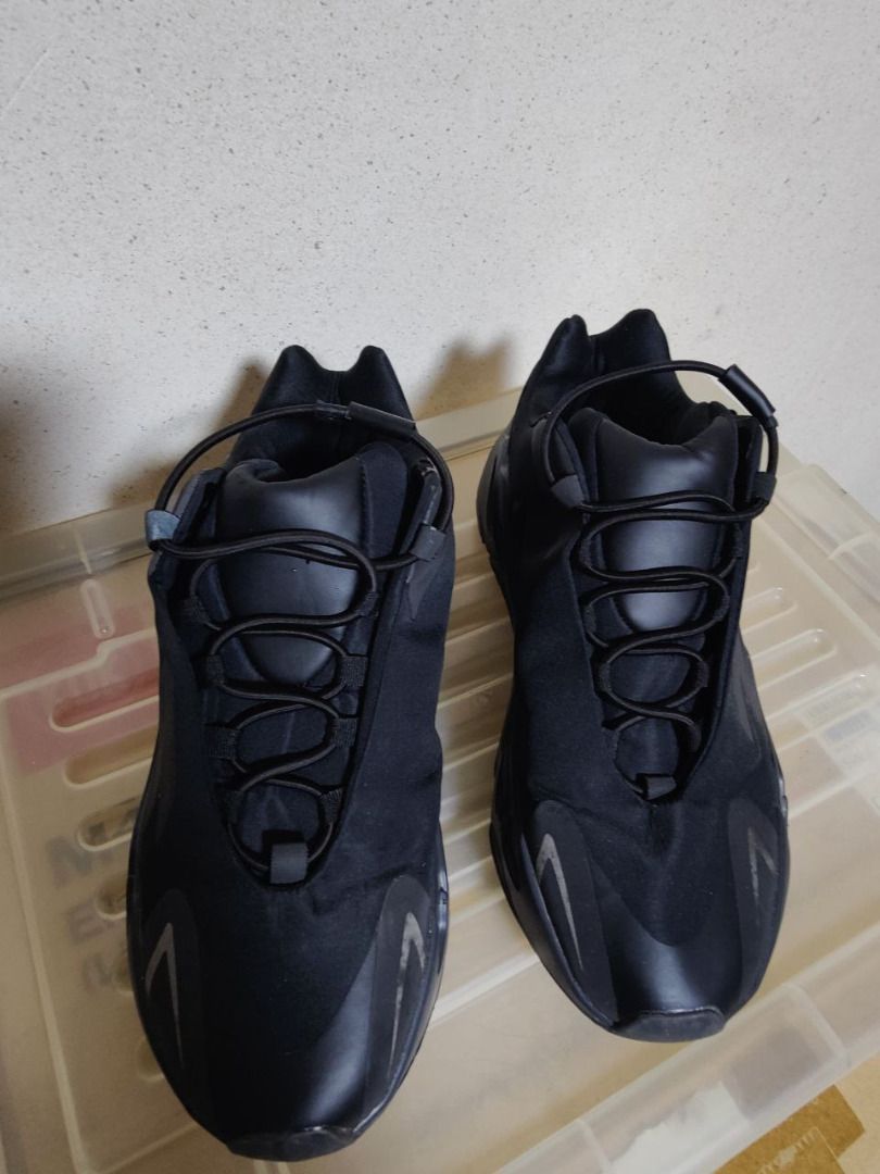 Black sales yeezy 720