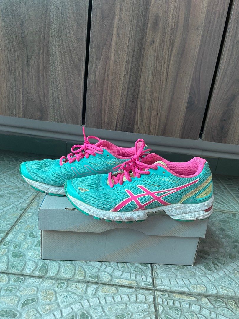 asic walking shoes for womens