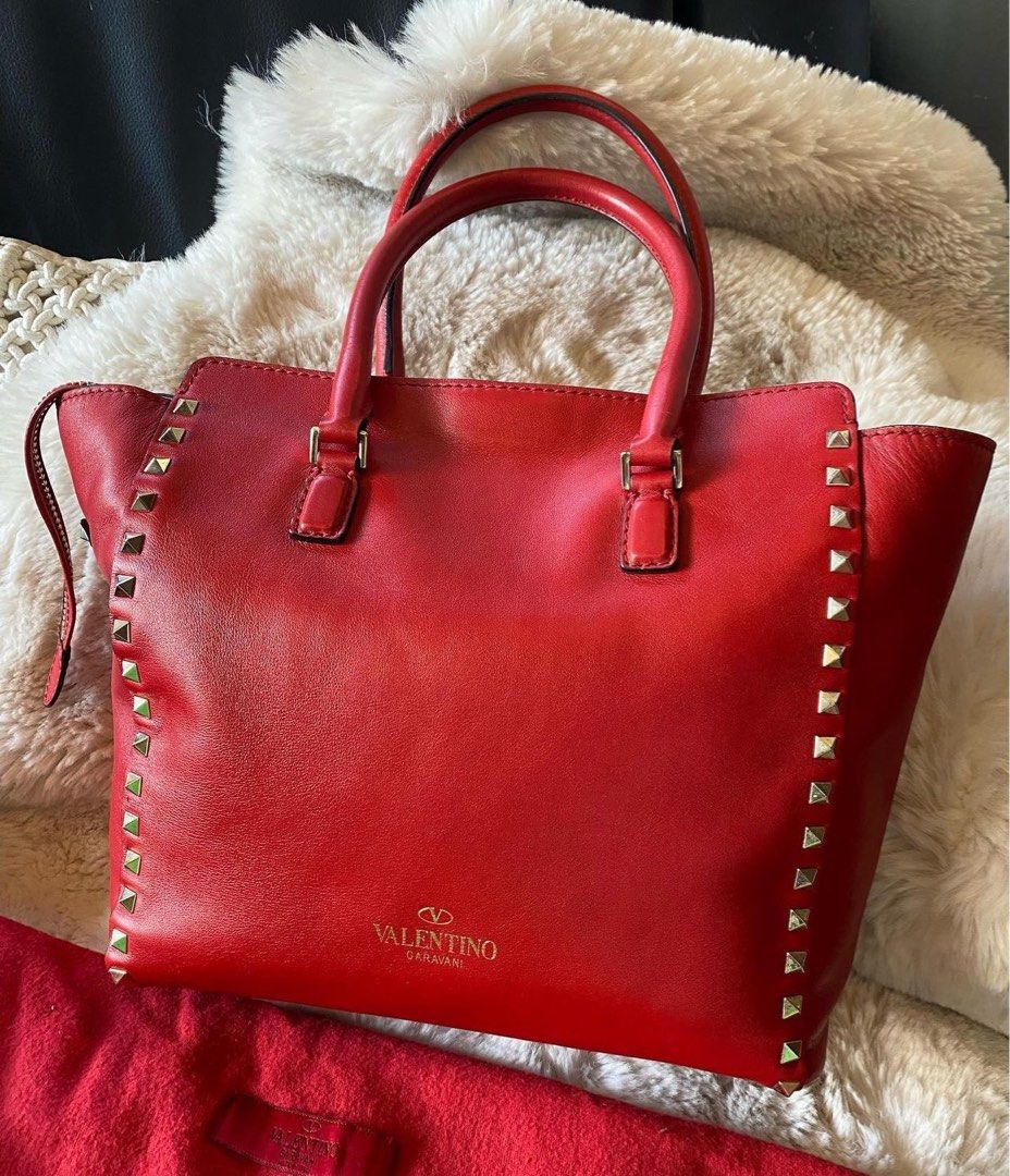Authentic Valentino Rockstud Medium Tote Bag (Category: Luxury Bags & Wallets) located in Pasig City. Submitted by bestluxurybuys (Listing ID 1256390049, Image 3). Description: Authentic Mulberry Alexa Small Oak Two way Satchel Bag Excellent condition Dm or Viber 09275511747.