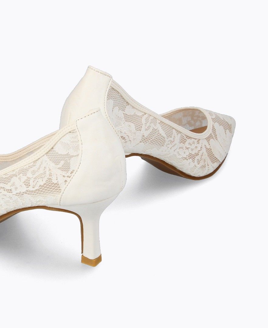 White lace best sale kitten heels