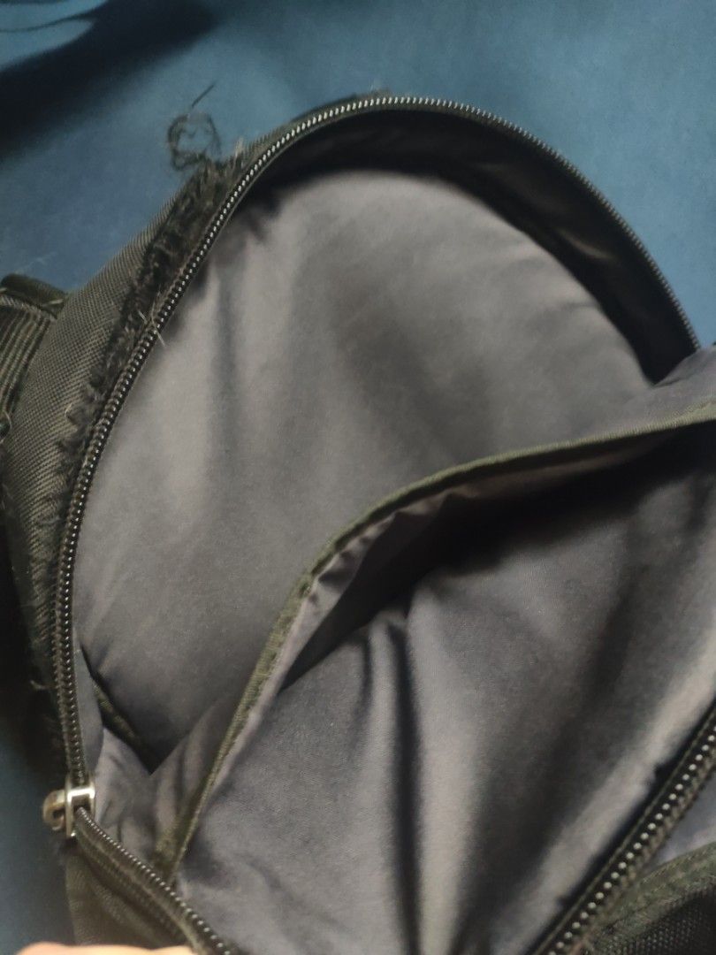 Case logic Backpack (Category: Laptop Bags & Sleeves) located in Manila. Submitted by goldenhawk.1cab2b (Listing ID 1256350649, Image 3). Description: can fit up to 15 inch laptop has multiple pockets issue check last picture.