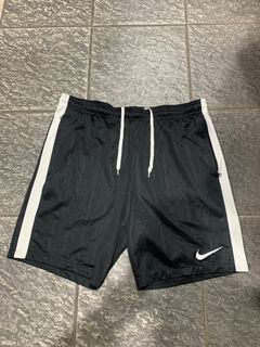 Celana pendek nike