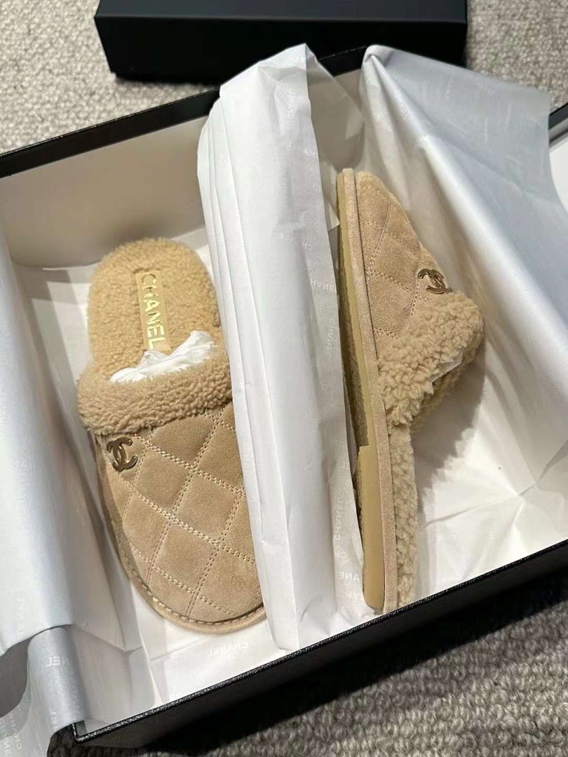Fur top chanel slides
