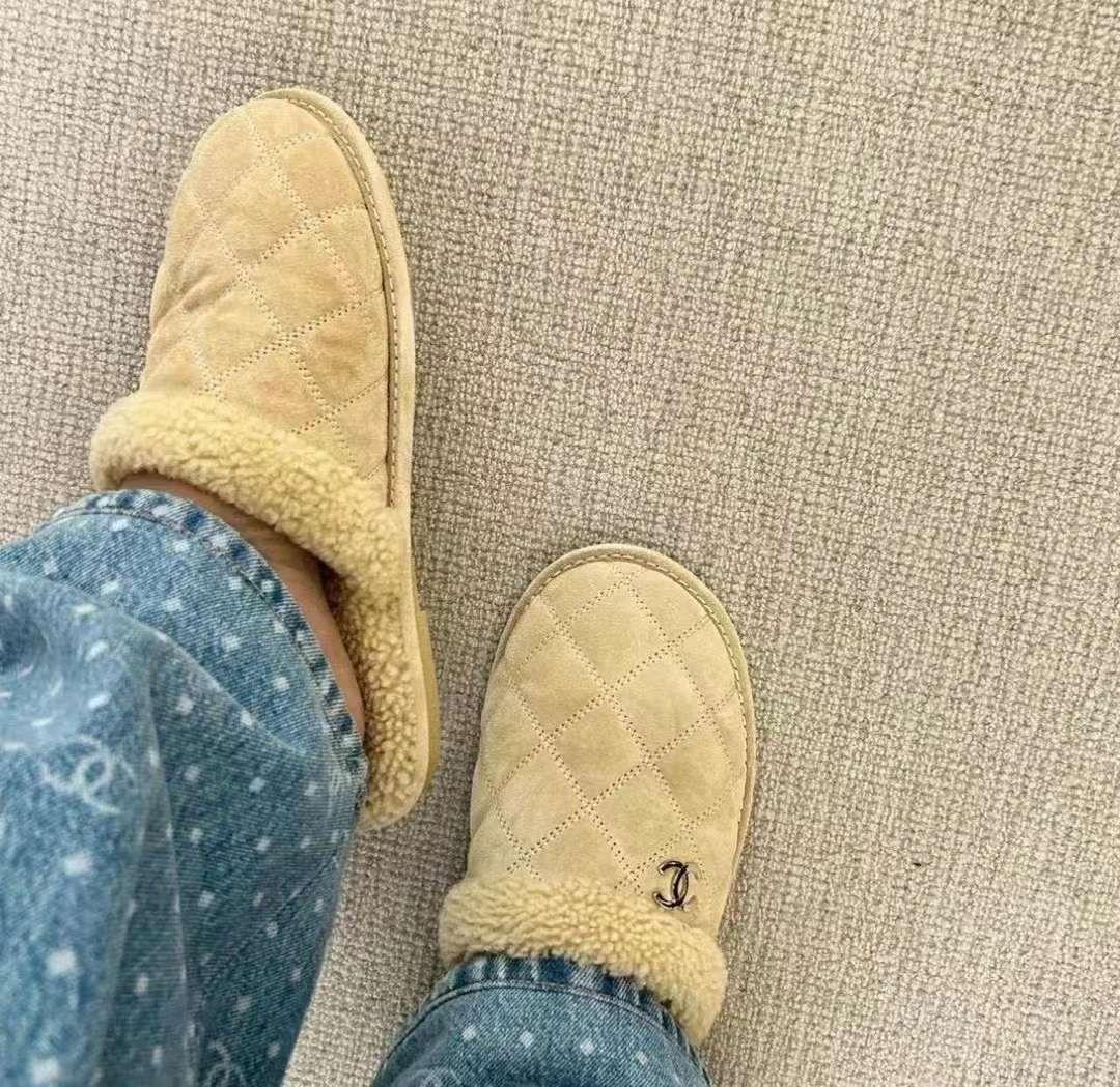 Chanel top furry slippers