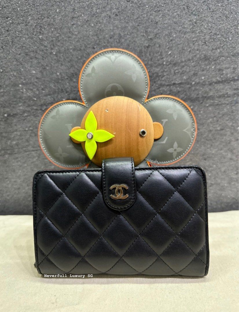 100% Guaranteed authenticity - Chanel Beige Caviar Leather Quilted CC Logo Compact French Purse Walle