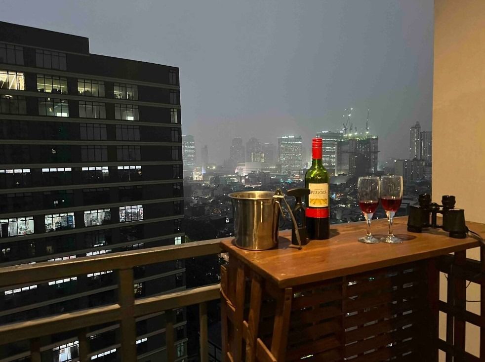 Centro Tower Cubao Studio condo unit walking distance Betty Go LRT 2 station & near Robinson