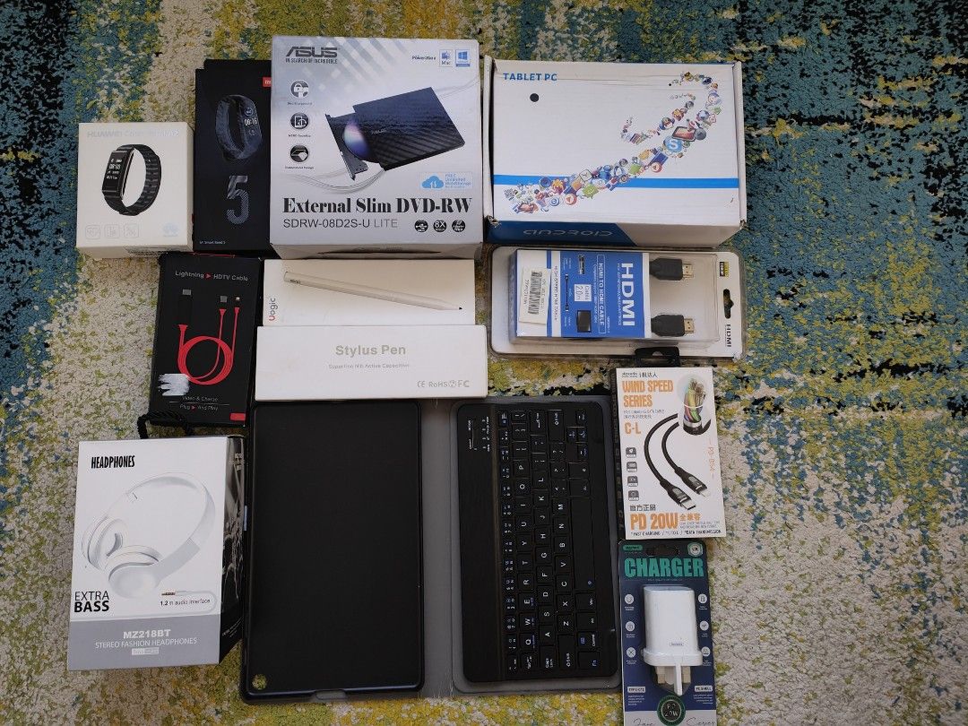 Electronic bundle (Category: Other Accessories) located in Singapore. Submitted by htotheizzo (Listing ID 1256318451, Image 1). Description: all items are brand new in the box. item is new even box is out of shape due to storage..