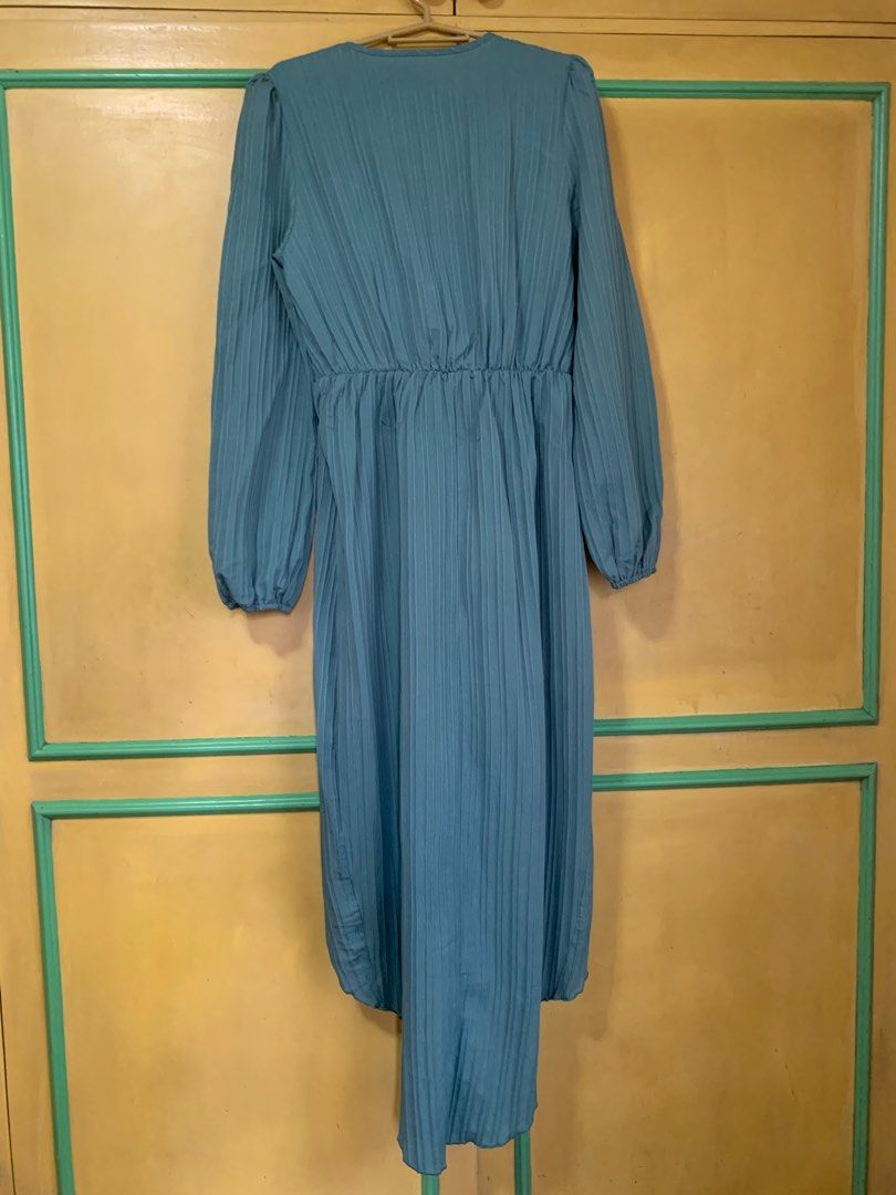 Emerald green formal dress from Shein (Category: Dresses) located in Cainta. Submitted by futurequeensh_jm (Listing ID 1256295252, Image 2). Description: Size Large Bought from Shein Never worn.