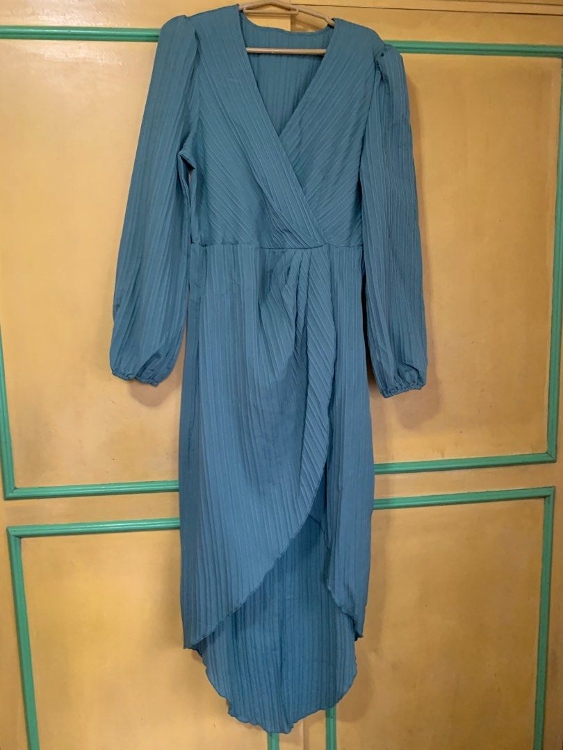 Emerald green formal dress from Shein (Category: Dresses) located in Cainta. Submitted by futurequeensh_jm (Listing ID 1256295252, Image 1). Description: Size Large Bought from Shein Never worn.