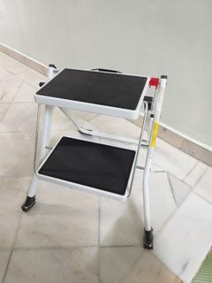 Foldable ladder two stairs with handle white