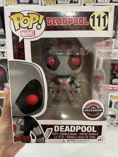 Funko Pop! Marvel Heroes: Deadpool with Two Swords #111 Vinyl Figure  (Bundled with Pop Box Protector Case)