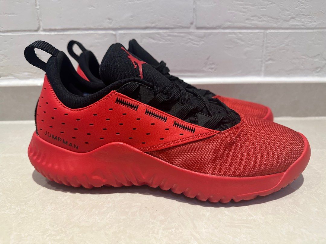Red low sale top basketball shoes