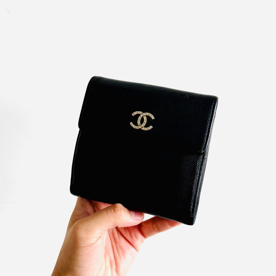 LIKE NEW 🥰 Chanel Black Caviar Leather CC Logo Flap Bifold