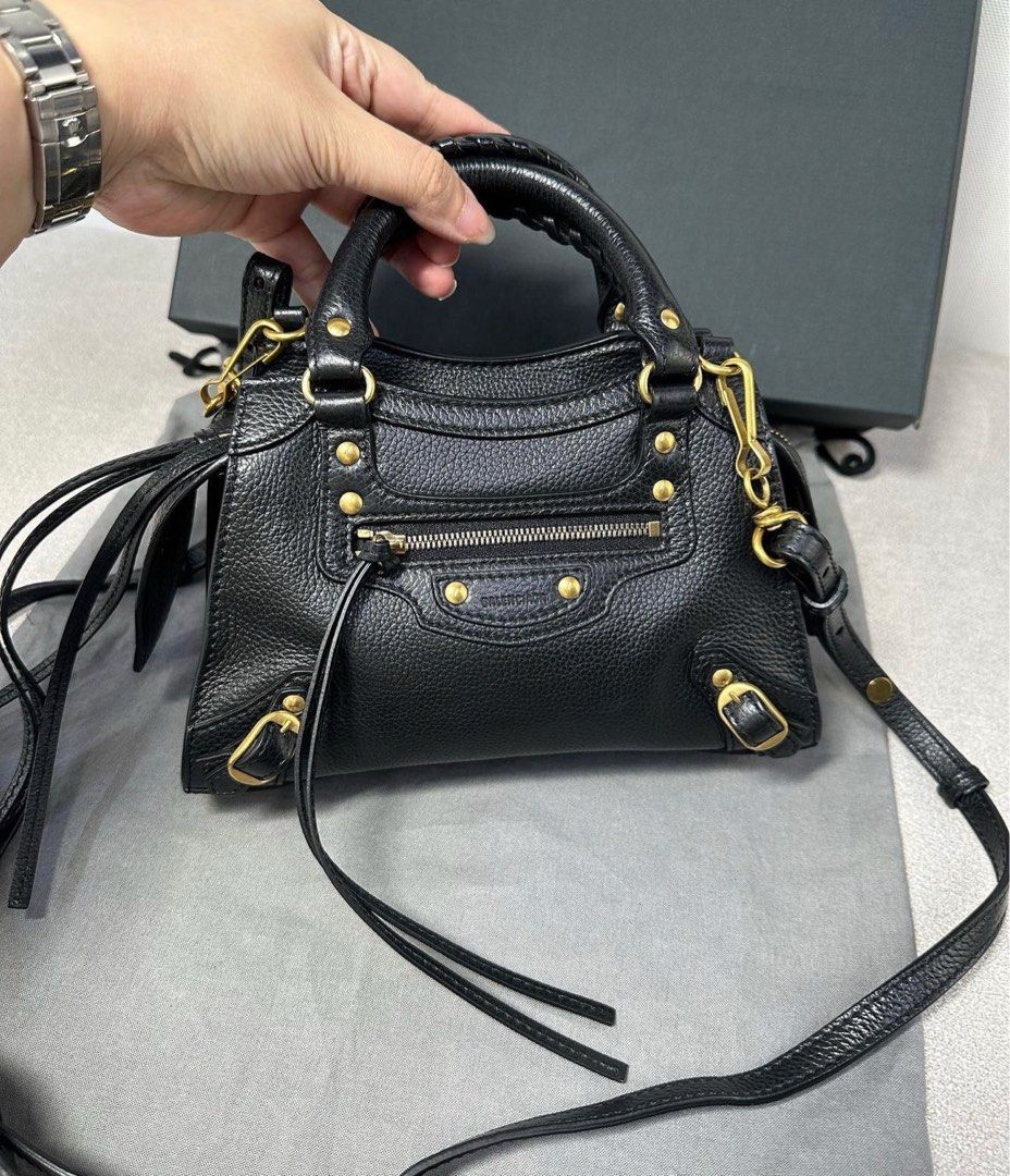 like new NEO CLASSIC MINI (Category: Luxury Bags & Wallets) located in Santa Ana. Submitted by astonandariana (Listing ID 1256295146, Image 1). Description: .